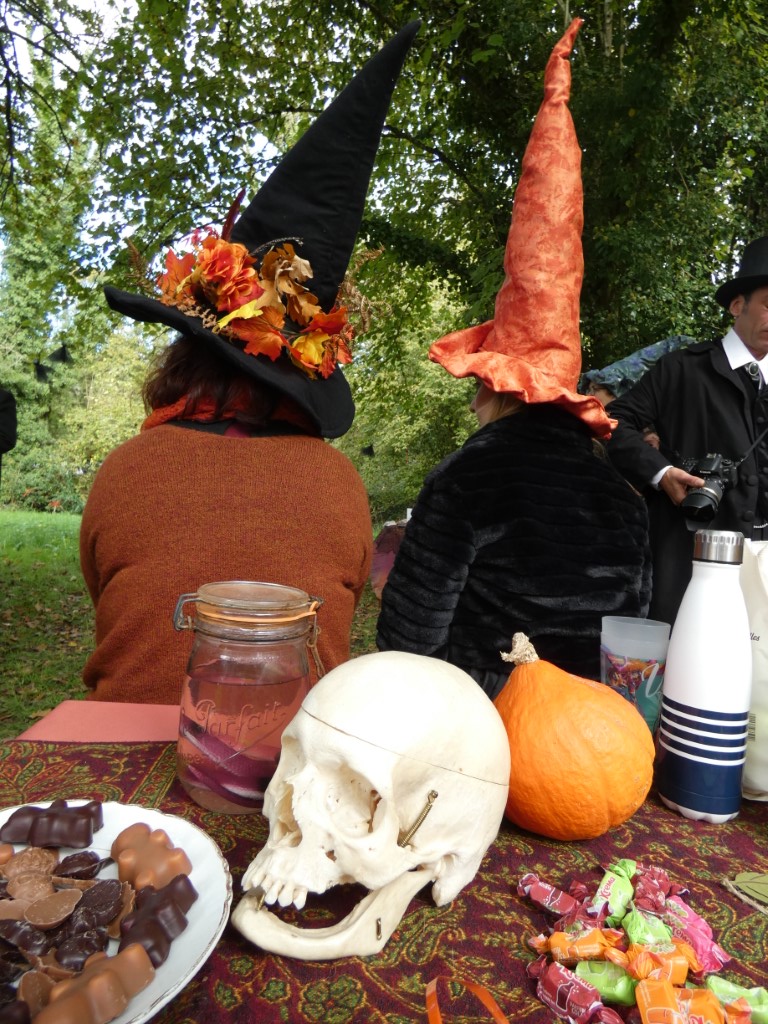 Les sorciers et sorcières de Crinolines & Cie se sont retrouvés à Rochefort en Terre pour fêter Halloween.