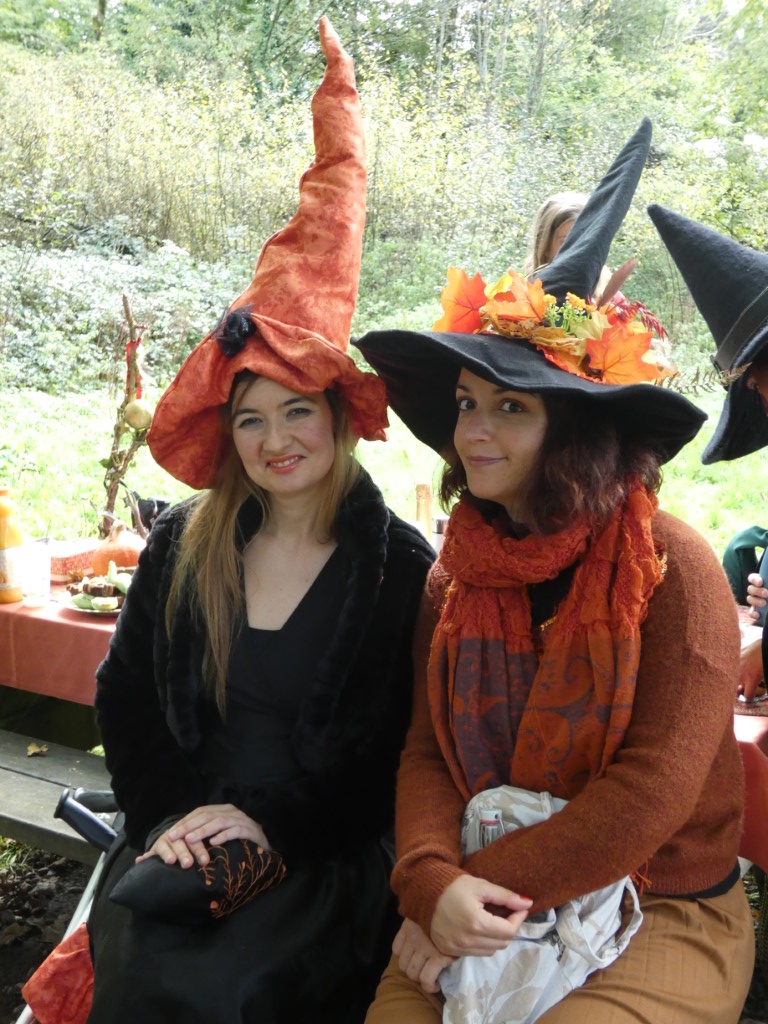 Les sorciers et sorcières de Crinolines & Cie se sont retrouvés à Rochefort en Terre pour fêter Halloween.