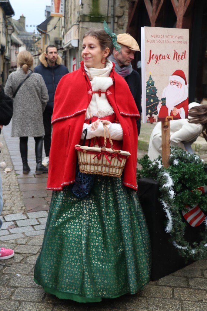 L'association Crinolines & Cie au marché de Noël de Pontivy 2024