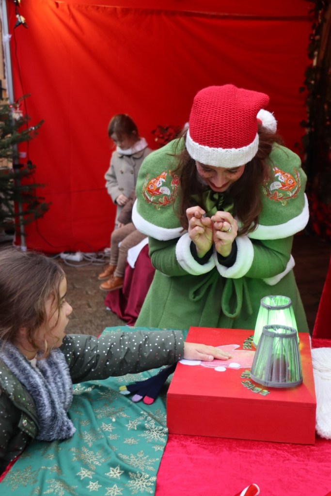 L'association Crinolines & Cie au marché de Noël de Pontivy 2024