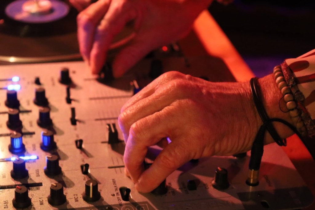 Les membres de Crinolines & Cie en tenue années 70 disco 