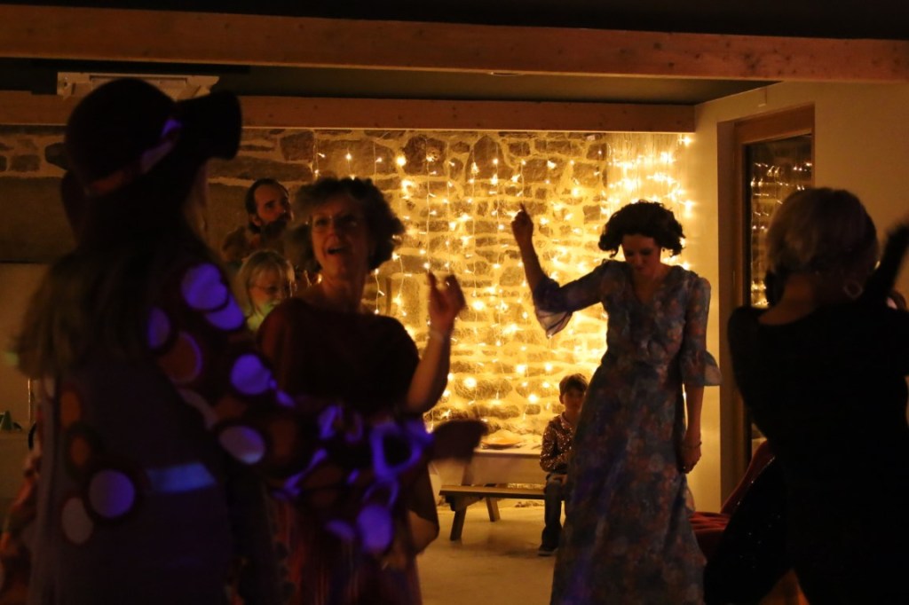 Les membres de Crinolines & Cie en tenue années 70 disco 