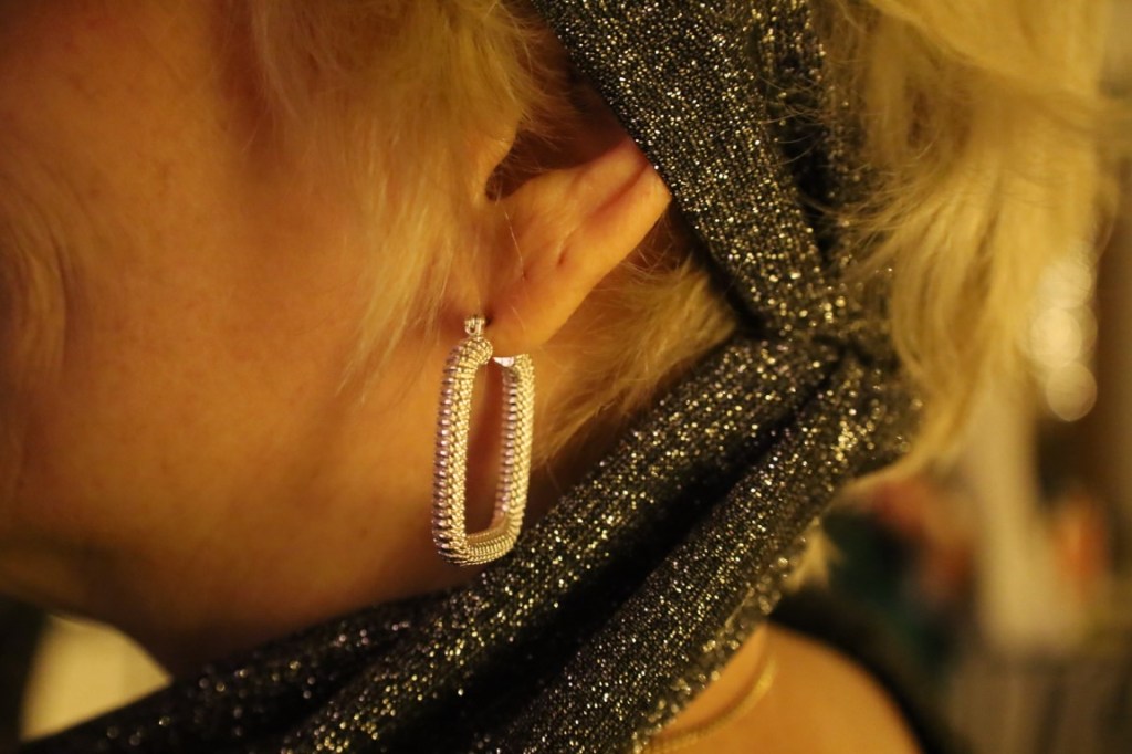 Les membres de Crinolines & Cie en tenue années 70 disco 