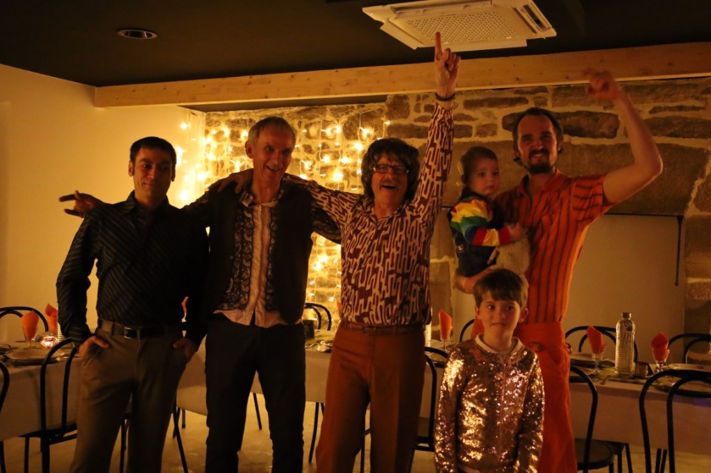 Les membres de Crinolines & Cie en tenue années 70 disco 