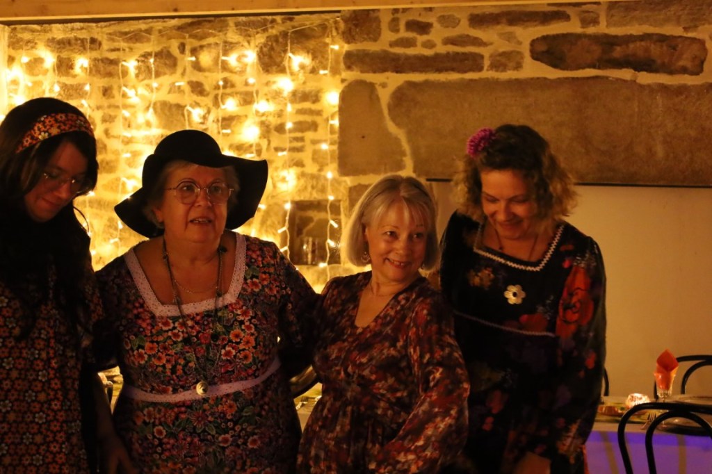 Les membres de Crinolines & Cie en tenue années 70 disco 