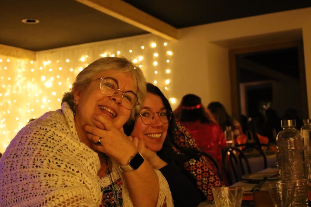 Les membres de Crinolines & Cie en tenue années 70 disco 