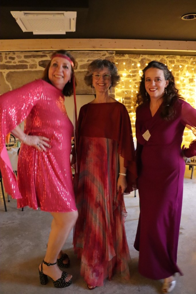 Les membres de Crinolines & Cie en tenue années 70 disco 