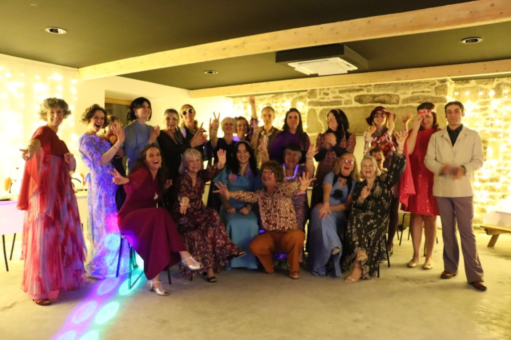 Les membres de Crinolines & Cie en tenue années 70 disco 