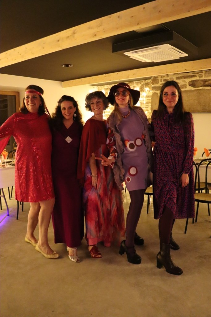 Les membres de Crinolines & Cie en tenue années 70 disco 