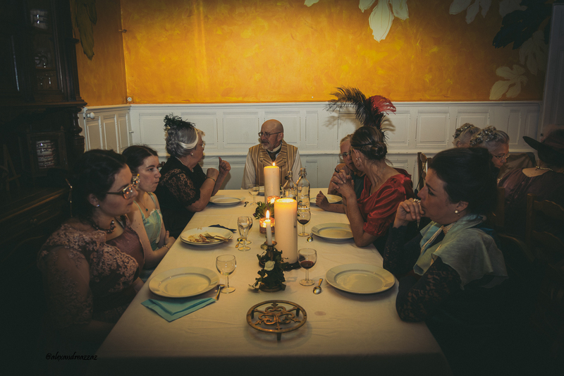 Dîner aux chandelles en tenue XIXe siècle lors de la reconstitution au manoir
