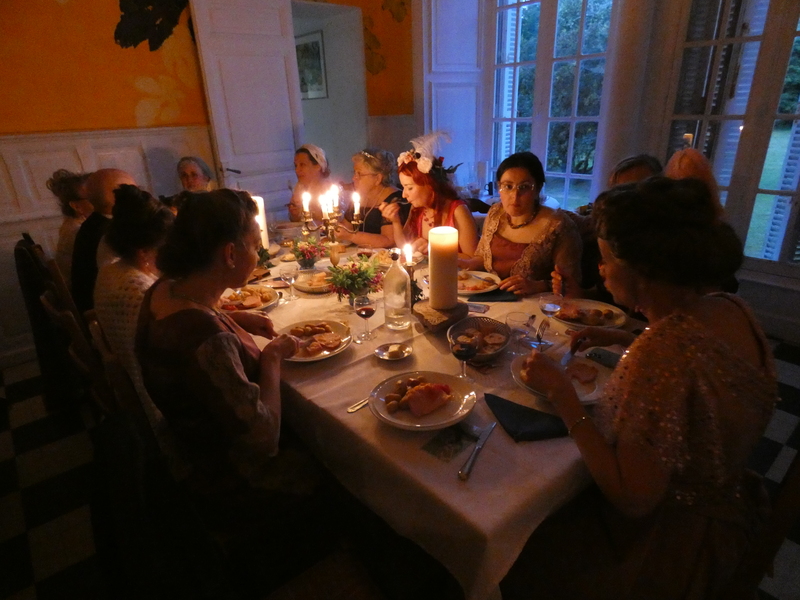 Dîner aux chandelles lors de la reconstitution au manoir
