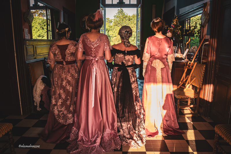 femmes en robes roses belle epoque