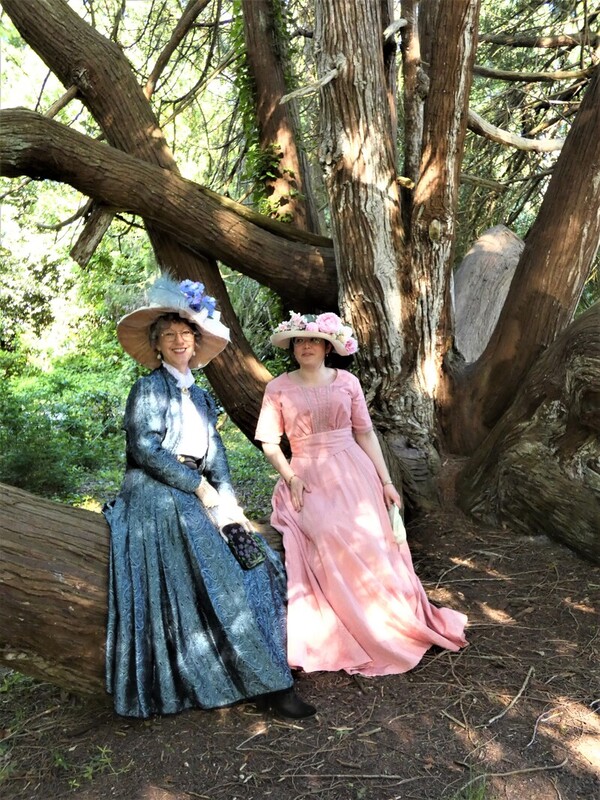 femmes en tenues 1900 dans le jardin