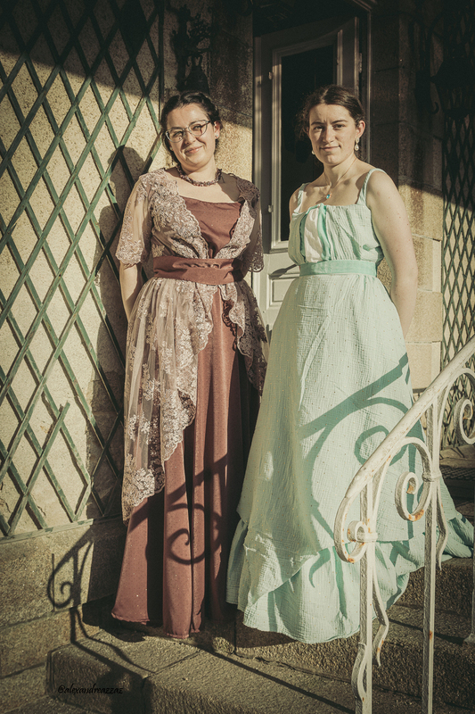 femmes en tenues de soirée 1900