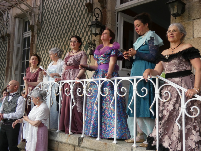 Membres de l'association devant le manoir de Kerpaul à Loctudy