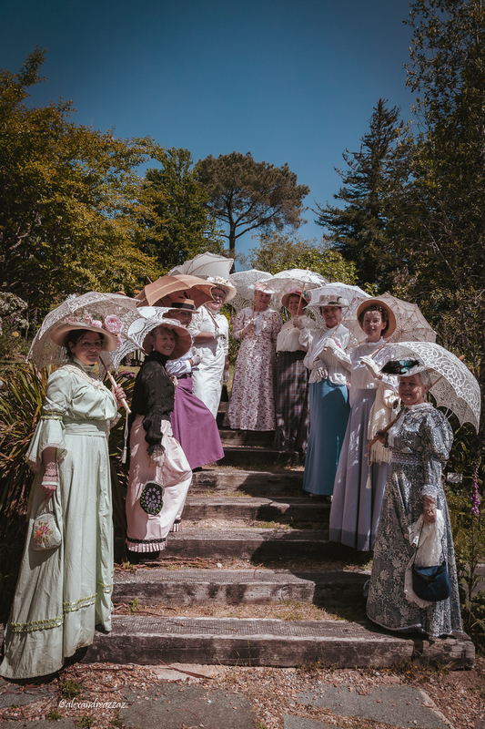 ombrelles en promenade au parc botanique de Cornouaille