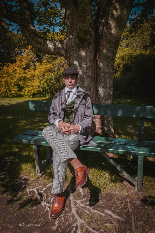 Participants costumés en promenade au parc botanique de Cornouaille