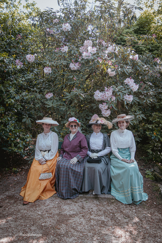 Participants costumés en promenade au parc botanique de Cornouaille
