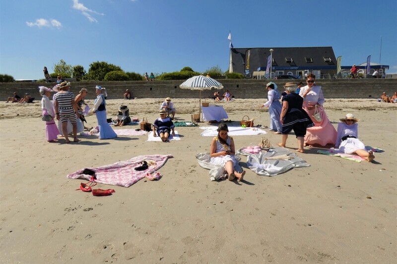 Reconstitution de bains de mer à l’ancienne sur la plage de Loctudy