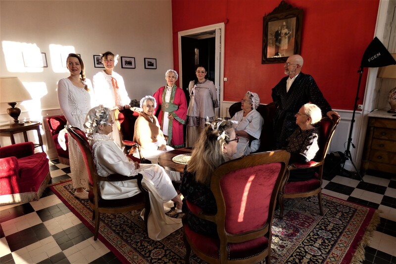 Membres de l'association en costumes d’époque au manoir de Kerpaul à Loctudy