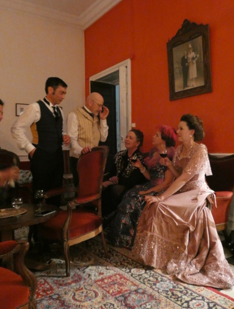 Membres de l'association en costumes d’époque au manoir de Kerpaul à Loctudy