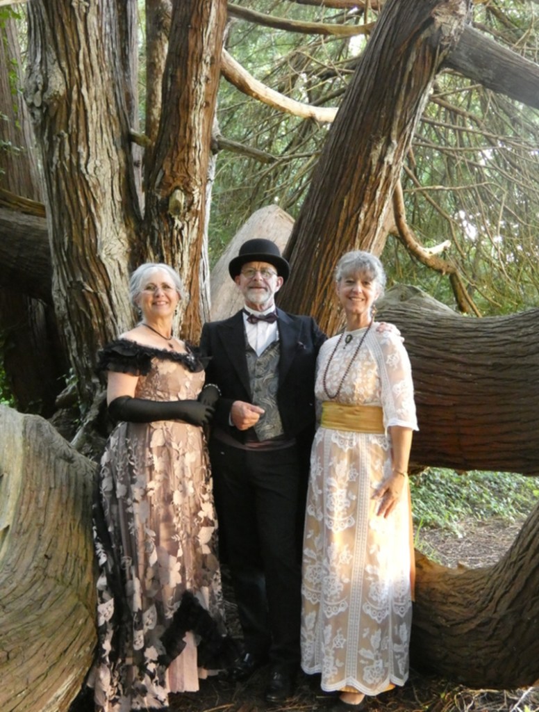 Membres de l'association en costumes d’époque au manoir de Kerpaul à Loctudy