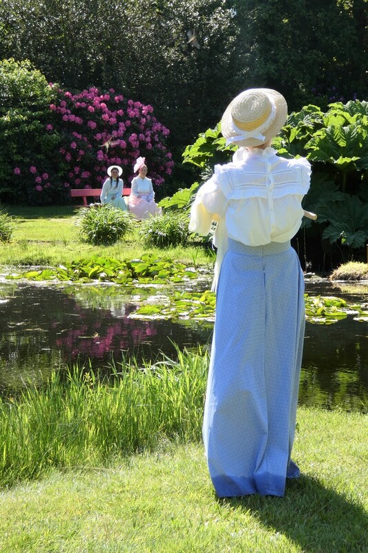 Participants costumés en promenade au parc botanique de Cornouaille