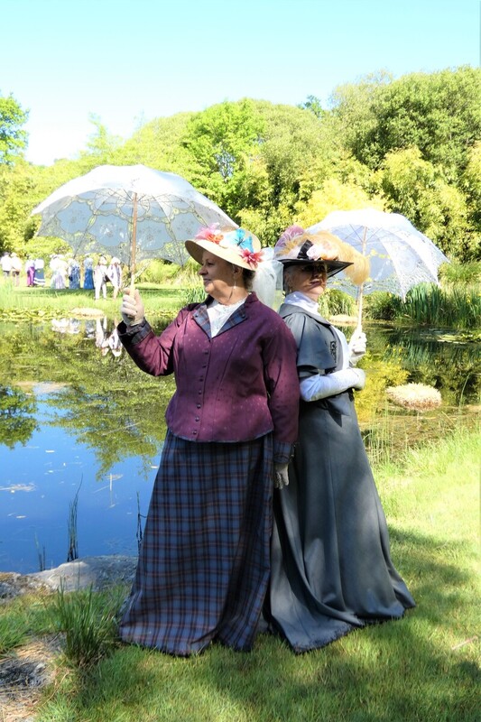 Participants costumés en promenade au parc botanique de Cornouaille