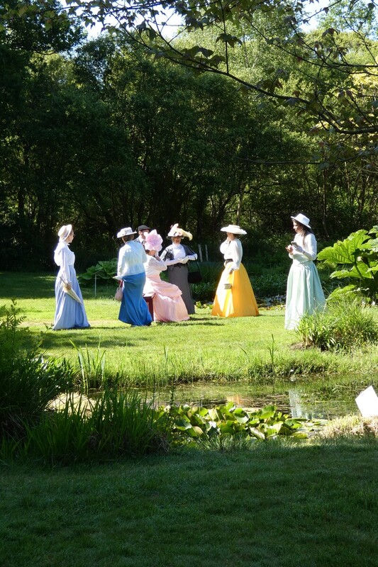 Participants costumés en promenade au parc botanique de Cornouaille