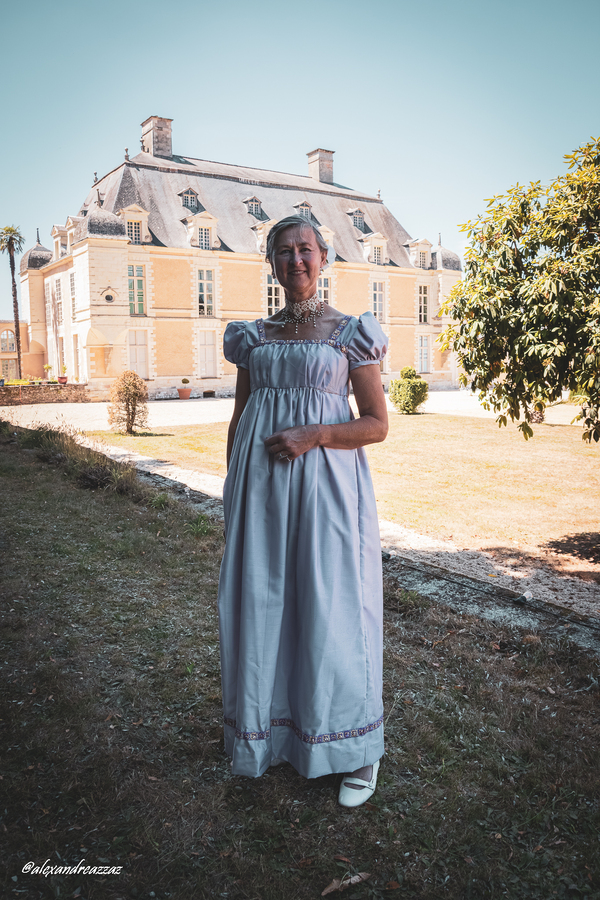 Membres de Crinolines & Cie en costume d’époque Regency au château du Boschet
