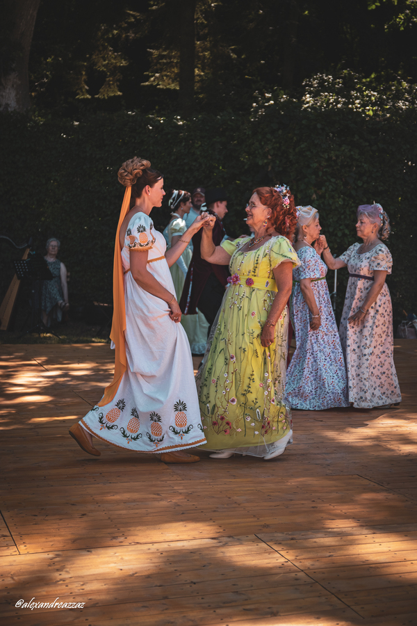 Flashmob en robes empire et redingotes, ambiance festive et Regency