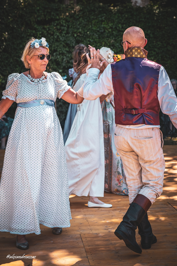 Flashmob en robes empire et redingotes, ambiance festive et Regency