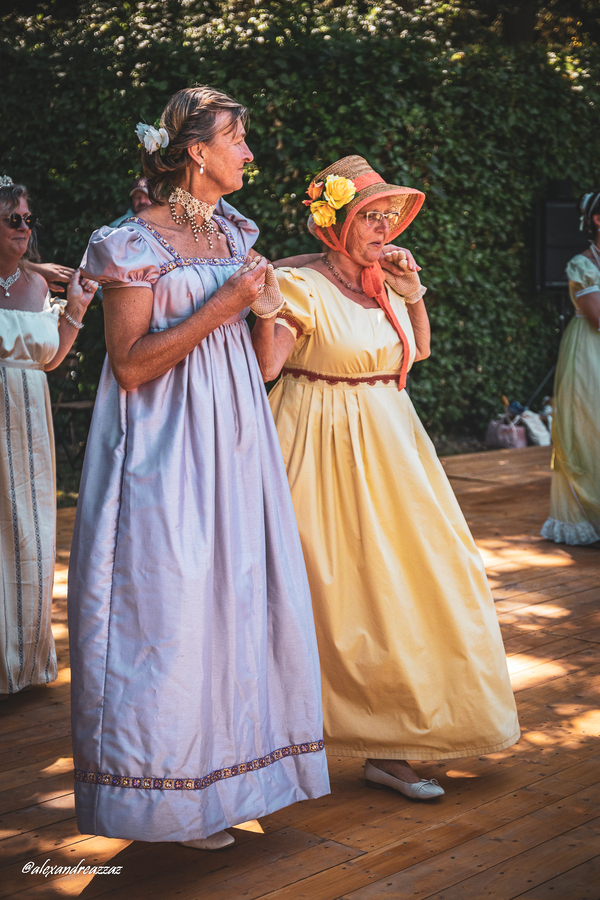 Flashmob en robes empire et redingotes, ambiance festive et Regency