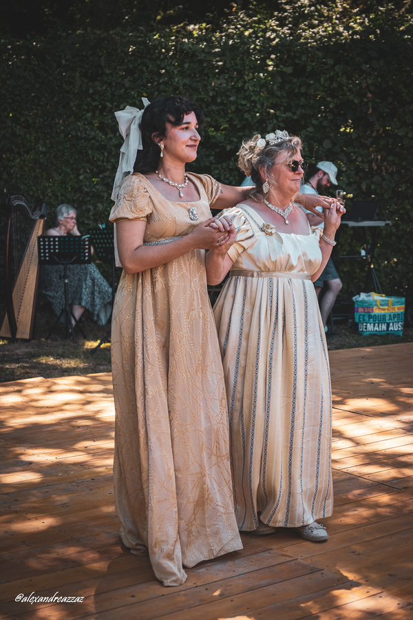 Flashmob en robes empire et redingotes, ambiance festive et Regency