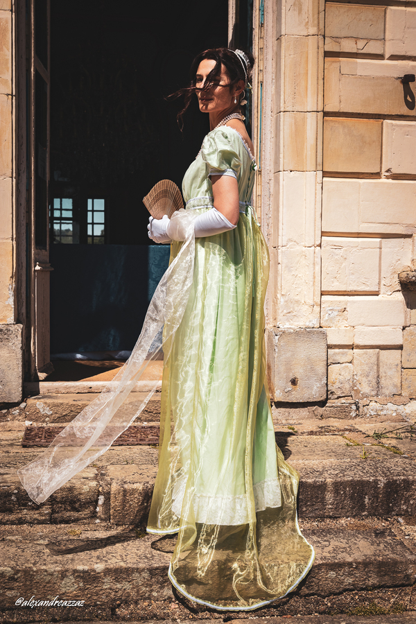 Membres de Crinolines & Cie en costume d’époque Regency au château du Boschet