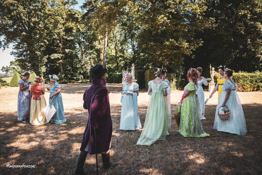 Membres de Crinolines & Cie en costume d’époque Regency au château du Boschet