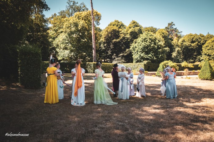 Membres de Crinolines & Cie en costume d’époque Regency au château du Boschet