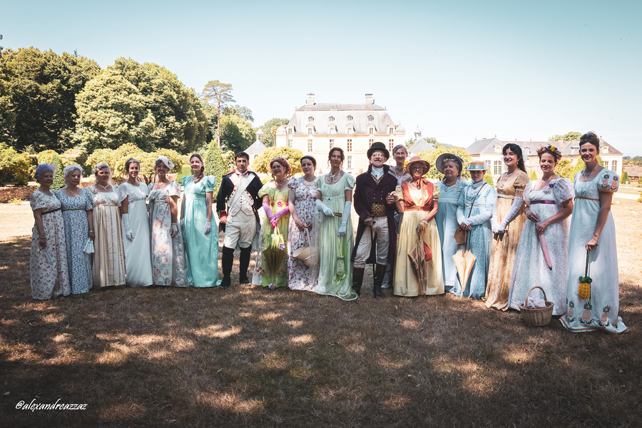 Membres de Crinolines & Cie en costume d’époque Regency au château du Boschet