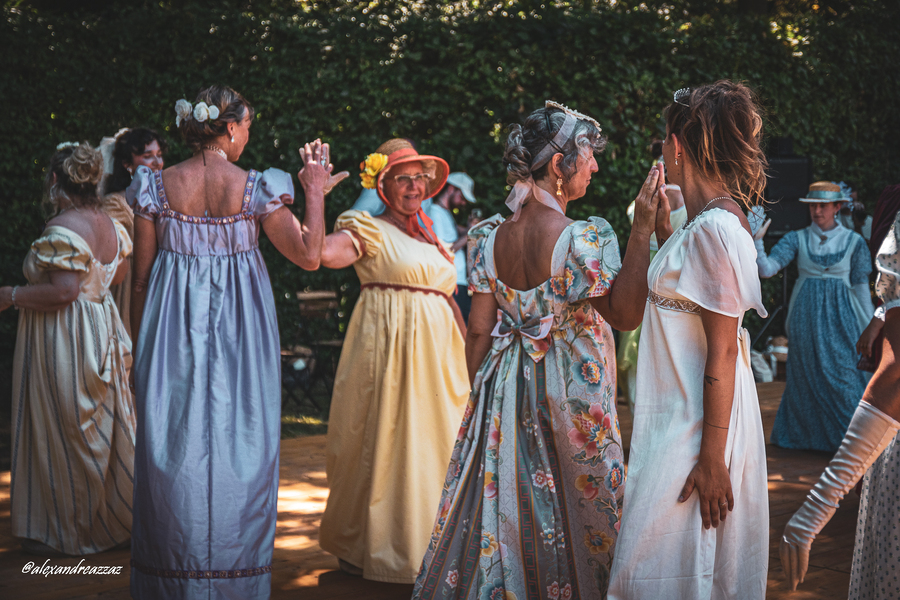 Flashmob en robes empire et redingotes, ambiance festive et Regency