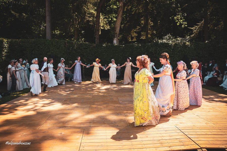 Flashmob en robes empire et redingotes, ambiance festive et Regency
