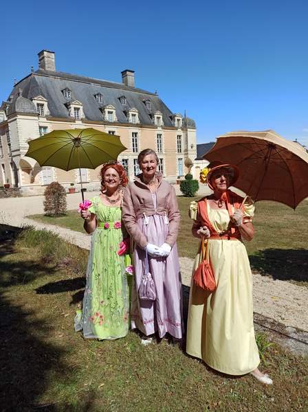 Membres de Crinolines & Cie en costume d’époque Regency au château du Boschet