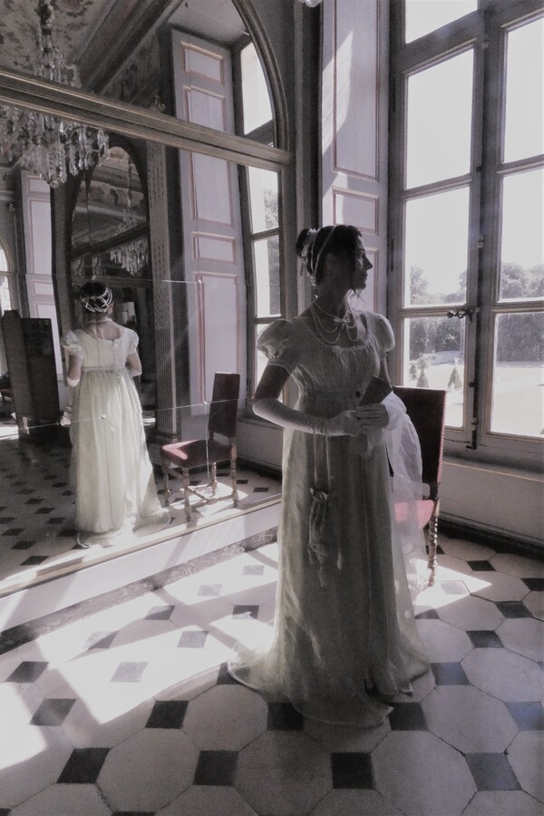 Membres de Crinolines & Cie en costume d’époque Regency au château du Boschet