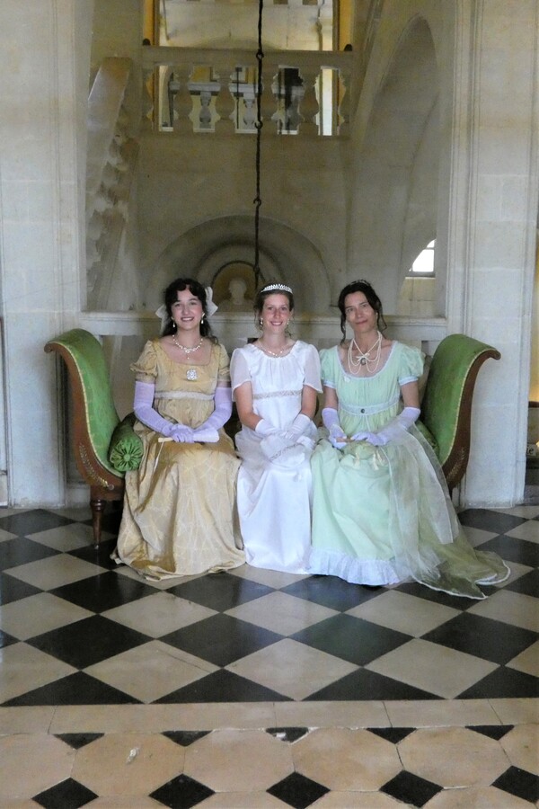 Membres de Crinolines & Cie en costume d’époque Regency au château du Boschet