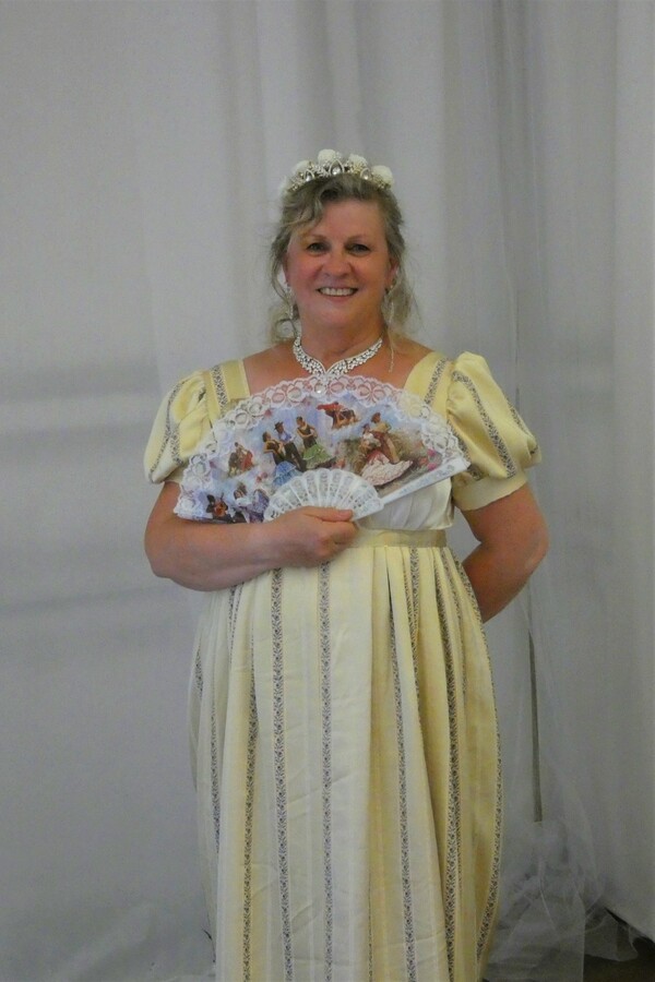 Membres de Crinolines & Cie en costume d’époque Regency au château du Boschet