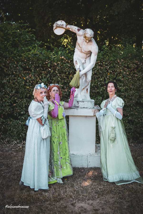 Membres de Crinolines & Cie en costume d’époque Regency au château du Boschet