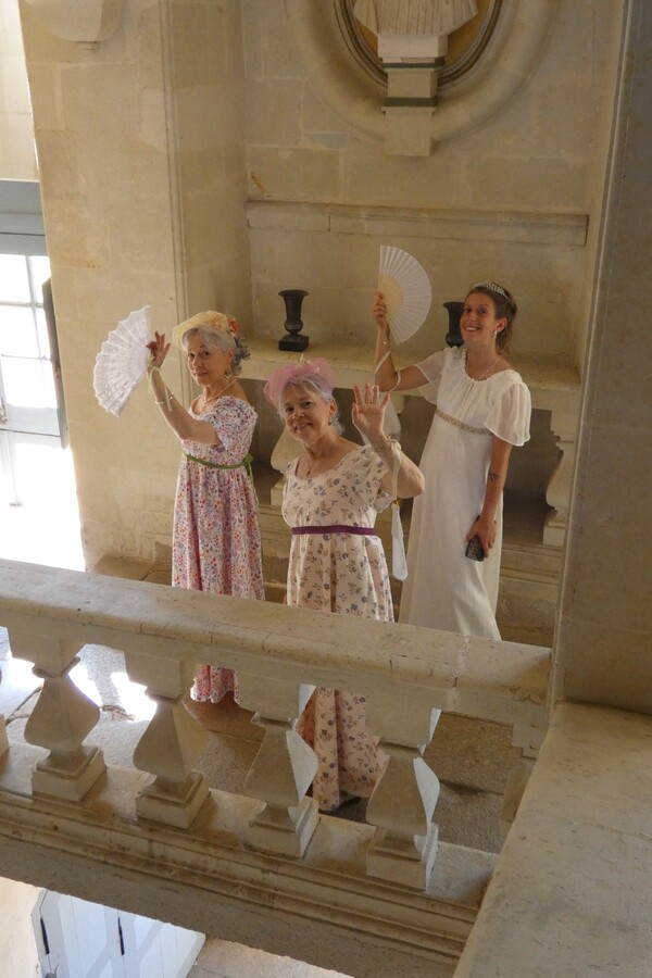 Membres de Crinolines & Cie en costume d’époque Regency au château du Boschet