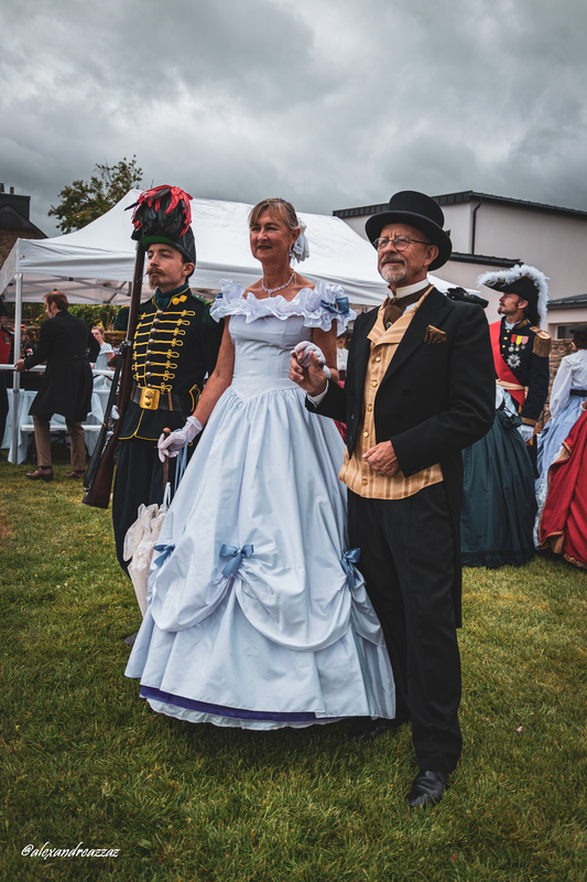 Membres de Crinolines & Cie en costumes Second Empire lors de la fête de Colpo`