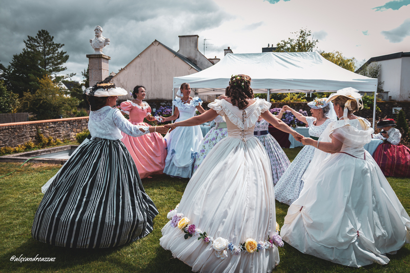 Membres de Crinolines & Cie en costumes Second Empire lors de la fête de Colpo`