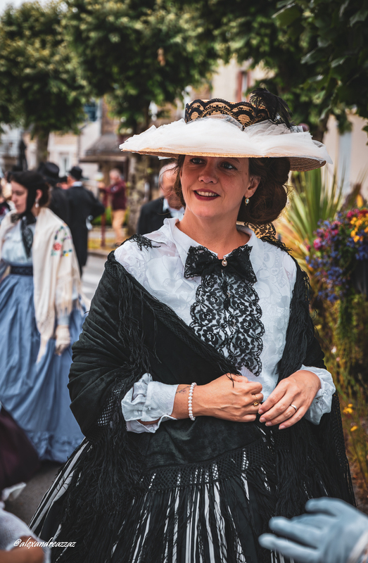 Membres de Crinolines & Cie en costumes Second Empire lors de la fête de Colpo`