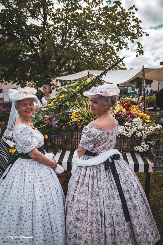 Membres de Crinolines & Cie en costumes Second Empire lors de la fête de Colpo`